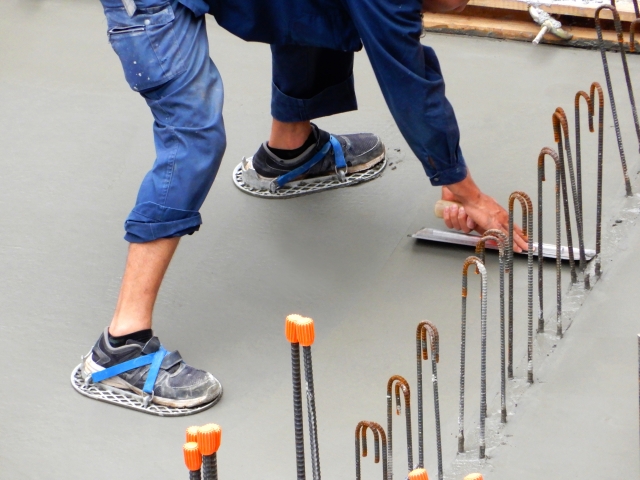 コンクリートスラブの均し仕上げ