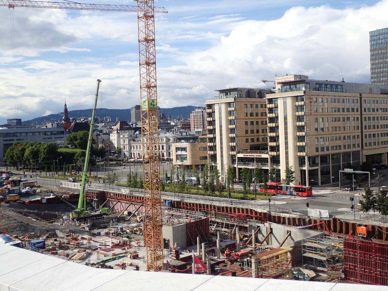 タワークレーン設置の建設現場