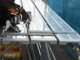 足場板固定金具【プラワンロック】