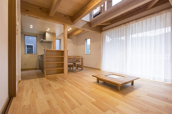 内装を木質化して住まいを心地よい空間に！フローリングや壁材選びのポイントや注意点とは？