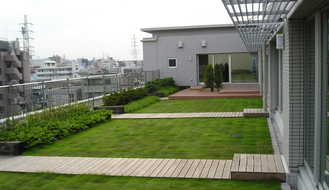 【3年保証付き】耐風圧設計の屋上緑化システム“スクエアターフLight”