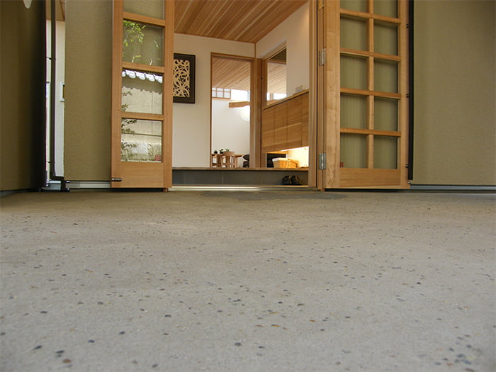 珪藻土配合たたき風床仕上材「たたきくん」