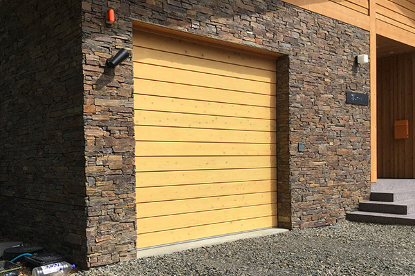 電動木製ガレージドア「ウッデイ」 ソリッドタイプ