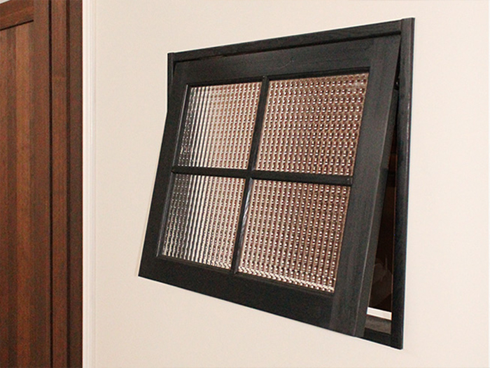 ナチュラルな木目が魅力の天然木「室内窓」