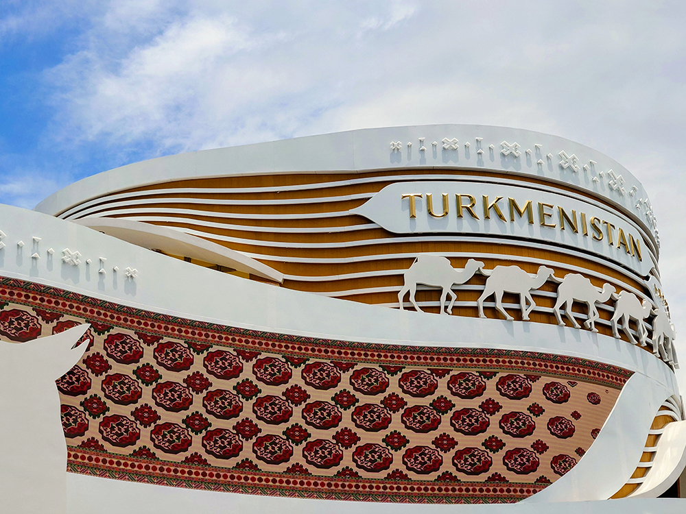 【万博採用建材】ガルバリウム鋼板に着色塗料を施した「ナニワ鋼板スパンドレル」