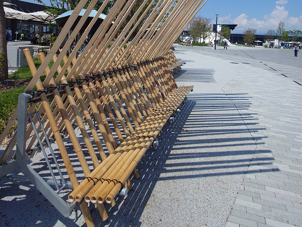 【万博採用建材】青竹及び油抜き加工した晒竹を高温の蒸気で燻した「炭化煤竹」