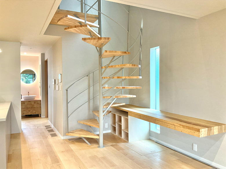 らせん階段を戸建て住宅で採用するポイントとは?|ARMS Spiral(カツデン)