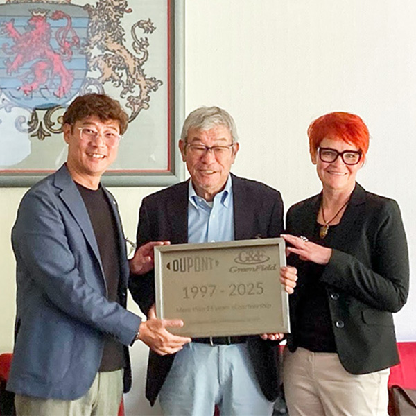 写真(左から) 代表取締役社長／佐藤 滋、取締役会長／佐藤 一、DuPont de Nemours(Luxembourg) S. à cl　Gross Katja