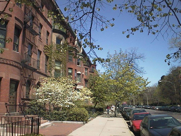 ボストンの赤レンガの街並、ロウハウス（row house）という伝統的な都市型住宅が並ぶ

