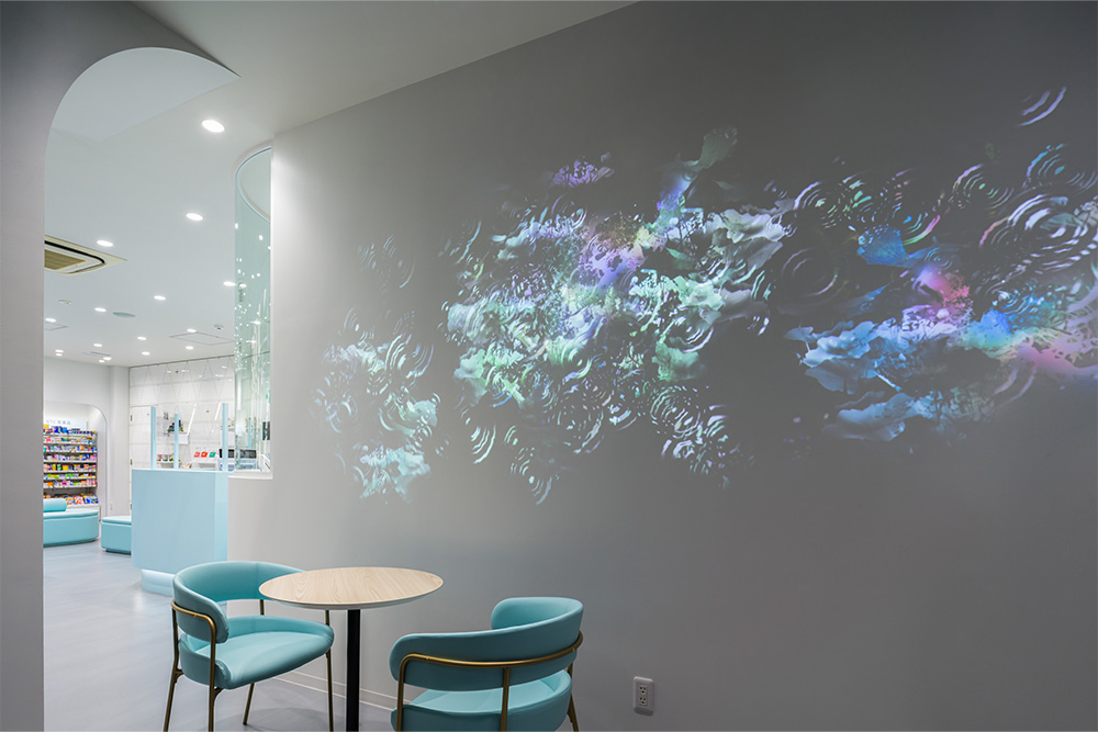 開放感と清潔感の柔らかさの構成と映像演出の融合|あけぼの薬局神田店