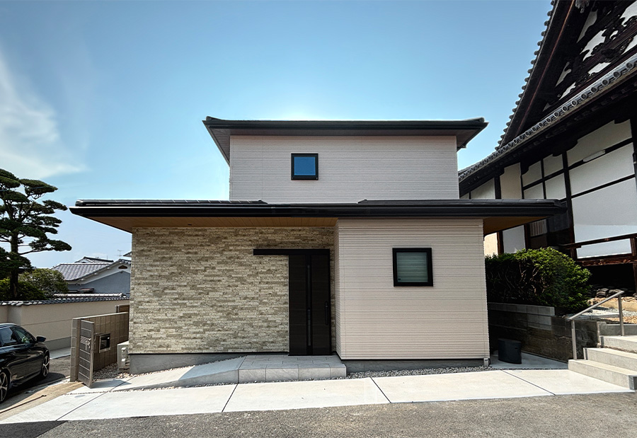 歴史ある街並みに調和する、シンプルモダンな職住一体住宅