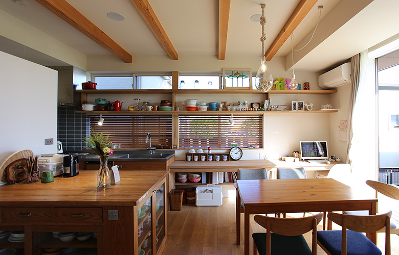 食堂からｷｯﾁﾝを見る、左は収納作業台、正面は家事コーナー、右側がデッキ