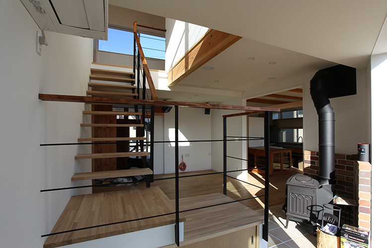 居間内土間と階段、右奥が食堂、正面が玄関