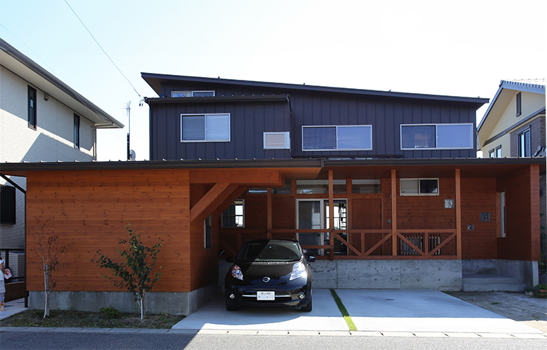 ファザード、左側はカーポート付き外物置