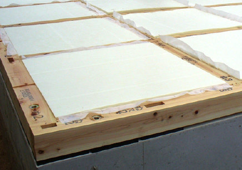 柔軟性フォームで大引間に隙間無くフィット 受け金具不要でスピード施工が可能な住宅床用断熱材 アキレスジュウテンnl ニュース一覧 アキレス株式会社 建築 設備 建材メーカー一覧 建材ナビ 建築材料 建築資材専門の検索サイト