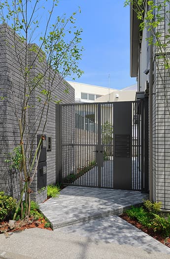 アルミ鋳物製装飾金属「CAZARY® ORNAMENTAL HARDWARE」門扉