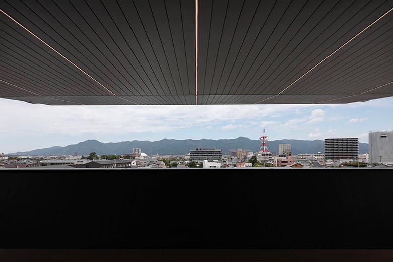 チャコールペイント&lt;施工例:オフィスビル(外壁)&gt;