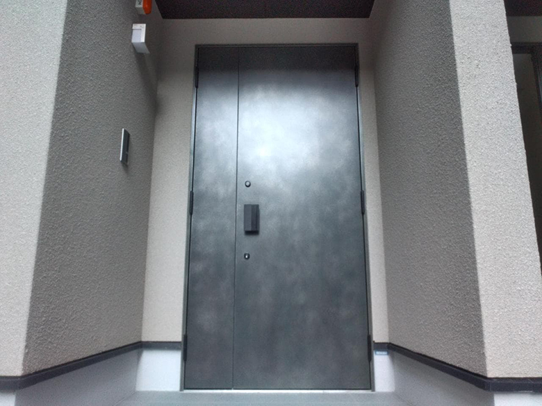朽ちない鉄「耐候性鋼」の玄関ドア【DEIL】 | 建具(扉・ドア・収納戸) | 【建材ナビ】建築材料・建築資材専門の検索サイト