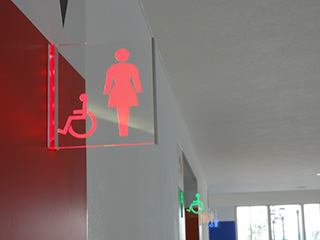 簡単施工の「LED光る案内板」