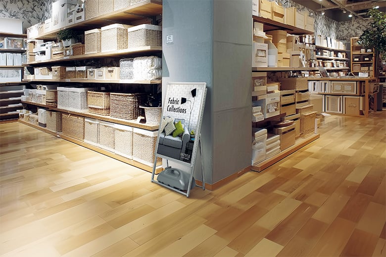 省スペース設置スタンド【ポスタースタンド・イーゼル】動線確保に便利