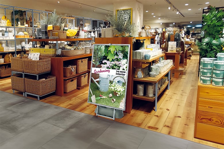 省スペース設置スタンド【ポスタースタンド・イーゼル】動線確保に便利