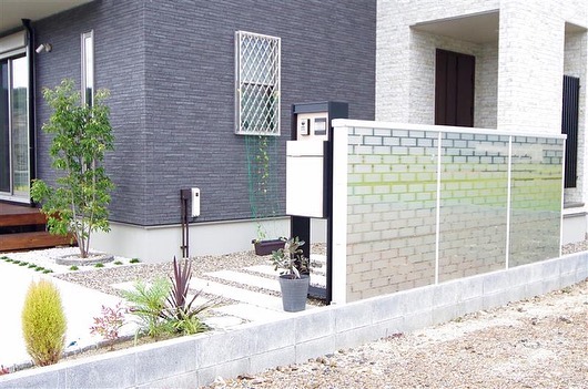 レンガ風ステンレスの壁面パネル/株式会社美光技研