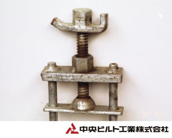 アルコラム(軽量・アルミ製柱型枠締め付け金具)