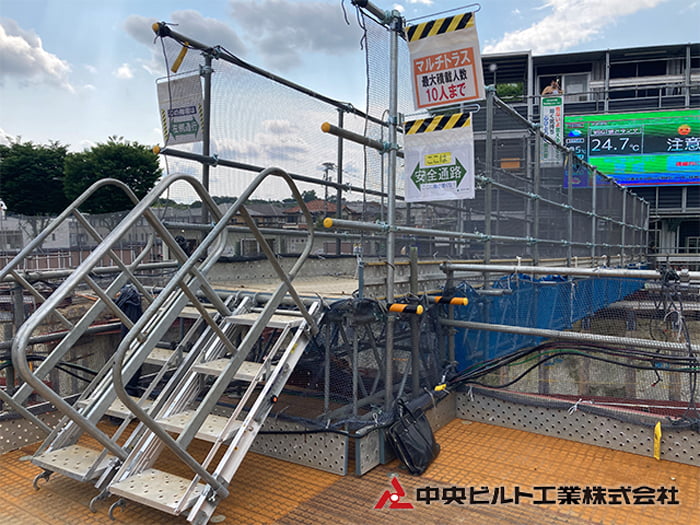 大スパン用ボックス型トラス材を使用した仮設作業通路