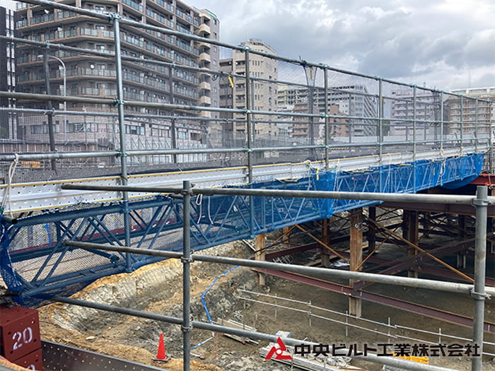 大スパン用ボックス型トラス材を使用した仮設作業通路