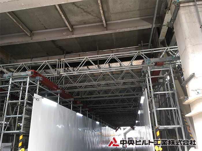 大スパン用ボックス型トラス材を使用した業者通路 兼 防護構台