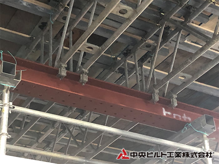 大スパン用ボックス型トラス材を使用した業者通路 兼 防護構台