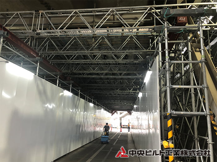 大スパン用ボックス型トラス材を使用した業者通路 兼 防護構台