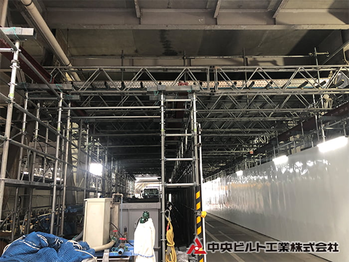 大スパン用ボックス型トラス材を使用した業者通路 兼 防護構台