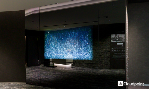 ミラー型レセプションサイネージ / 株式会社クラウドポイント