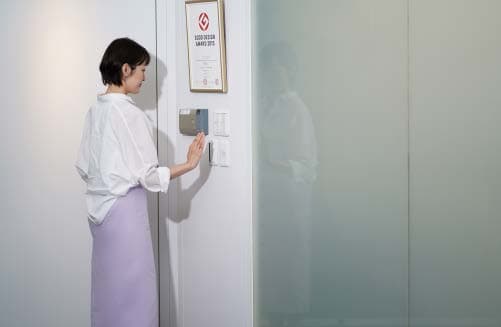 触れずに変わる「タッチレスブラインド」/ 株式会社クラウドポイント