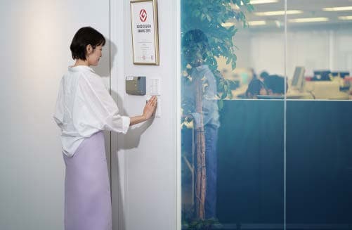 触れずに変わる「タッチレスブラインド」/ 株式会社クラウドポイント