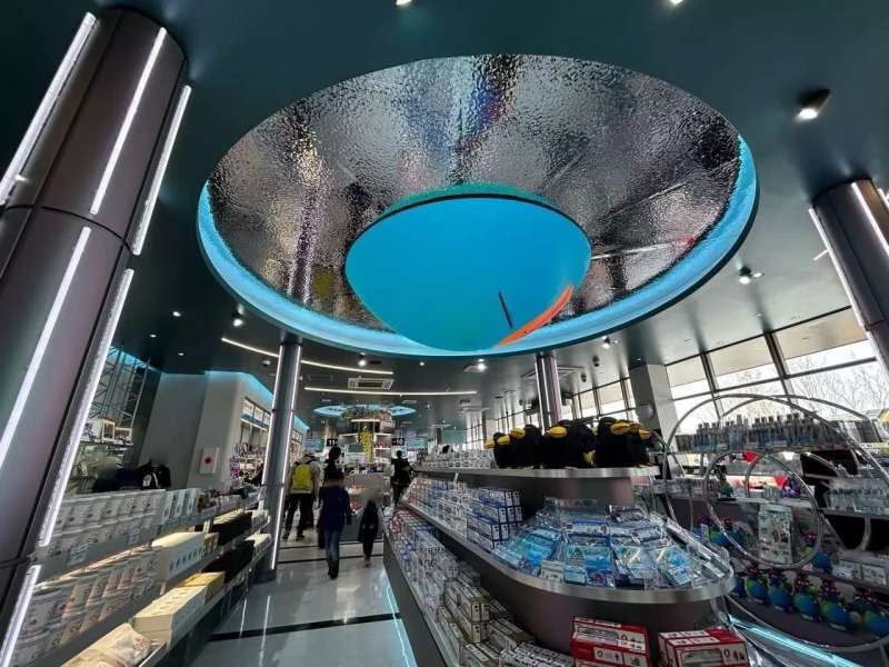 バンドクサル デコール - 水面柄アルミ3Dパネル / 大阪・関西万博オフィシャルストア天井 / 長田通商株式会社