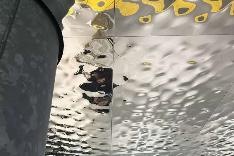 バンドクサル デコール - 水面柄アルミ3Dパネル / 大阪メトロ 夢洲駅 天井 / 長田通商株式会社