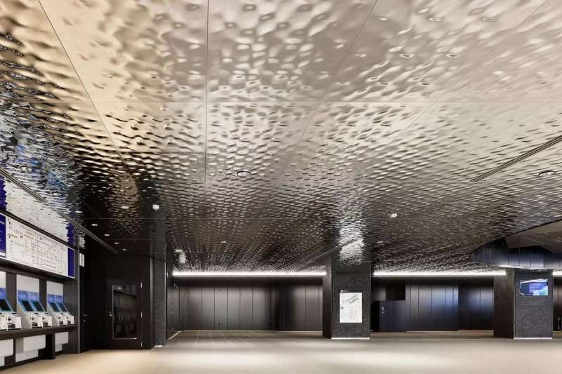 バンドクサル デコール - 水面柄アルミ3Dパネル / 大阪メトロ 夢洲駅 天井 / 長田通商株式会社