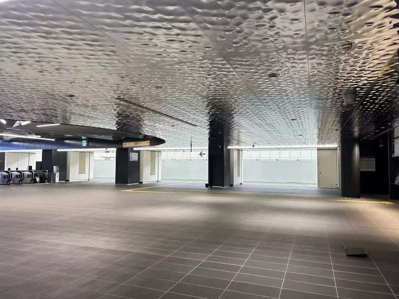 バンドクサル デコール - 水面柄アルミ3Dパネル / 大阪メトロ 夢洲駅 天井 / 長田通商株式会社