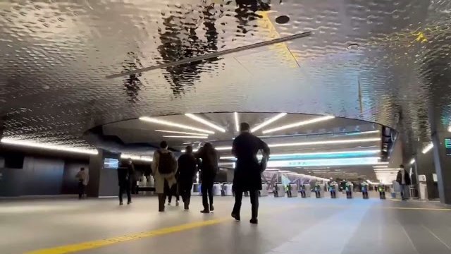 バンドクサル デコール - 水面柄アルミ3Dパネル / 大阪メトロ 夢洲駅 天井 / 長田通商株式会社