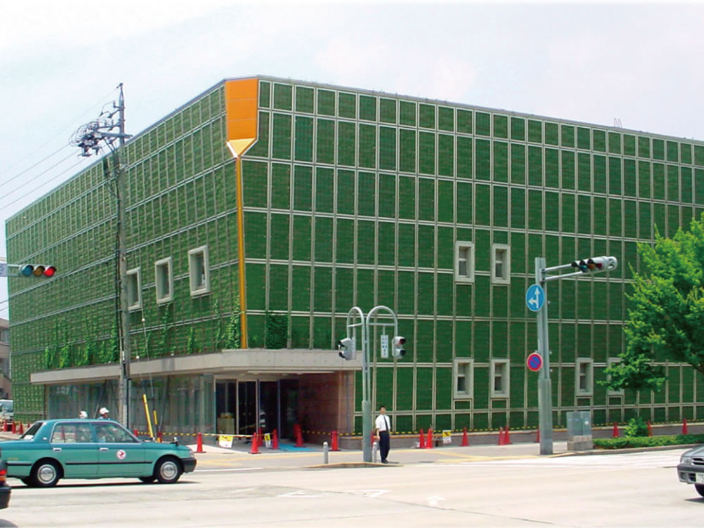 つる植物を用いた壁面緑化工法ヘデラ登ハンシステム「ツルパワーパネル」