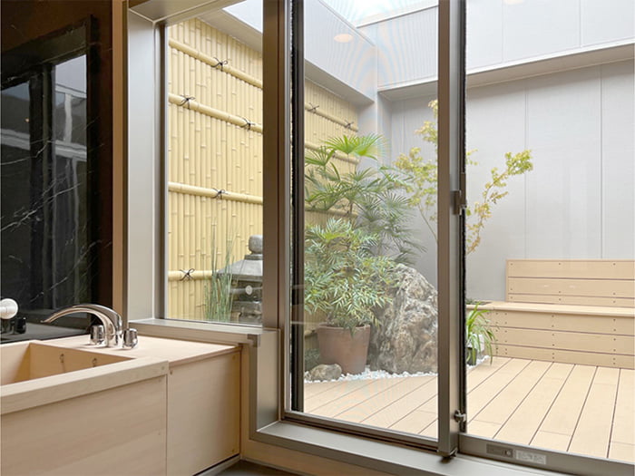 オーダーメイドシステムバス【D-style】坪庭が見えるバスルームプラン/ダイワ化成株式会社