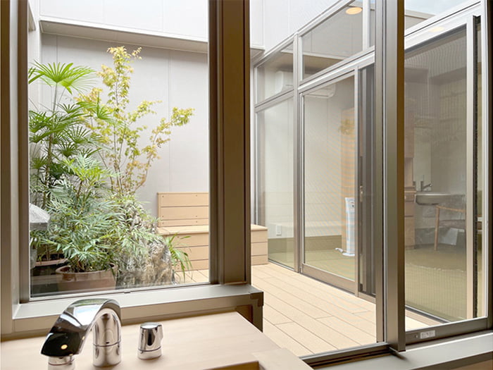 オーダーメイドシステムバス【D-style】坪庭が見えるバスルームプラン/ダイワ化成株式会社