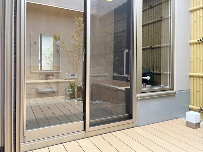 オーダーメイドシステムバス【D-style】坪庭が見えるバスルームプラン/ダイワ化成株式会社