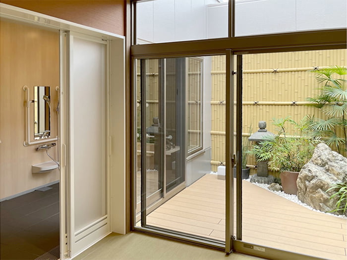 オーダーメイドシステムバス【D-style】坪庭が見えるバスルームプラン/ダイワ化成株式会社