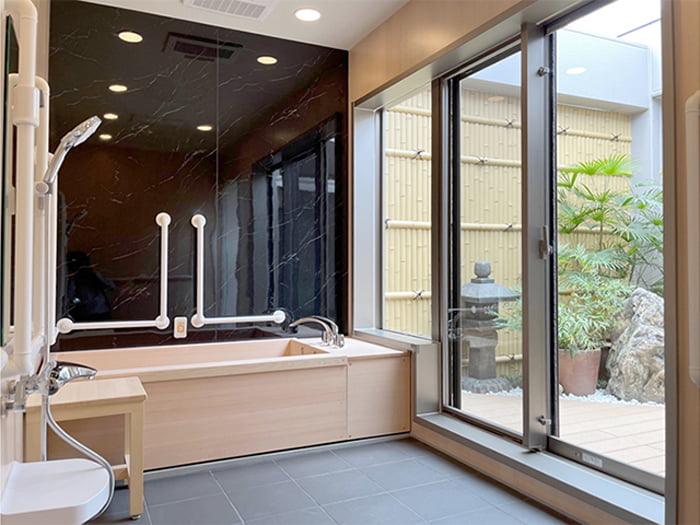 オーダーメイドシステムバス【D-style】坪庭が見えるバスルームプラン/ダイワ化成株式会社