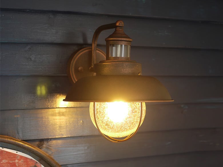 外壁に合わせて選べる傘つきマリンランプ/でんらい