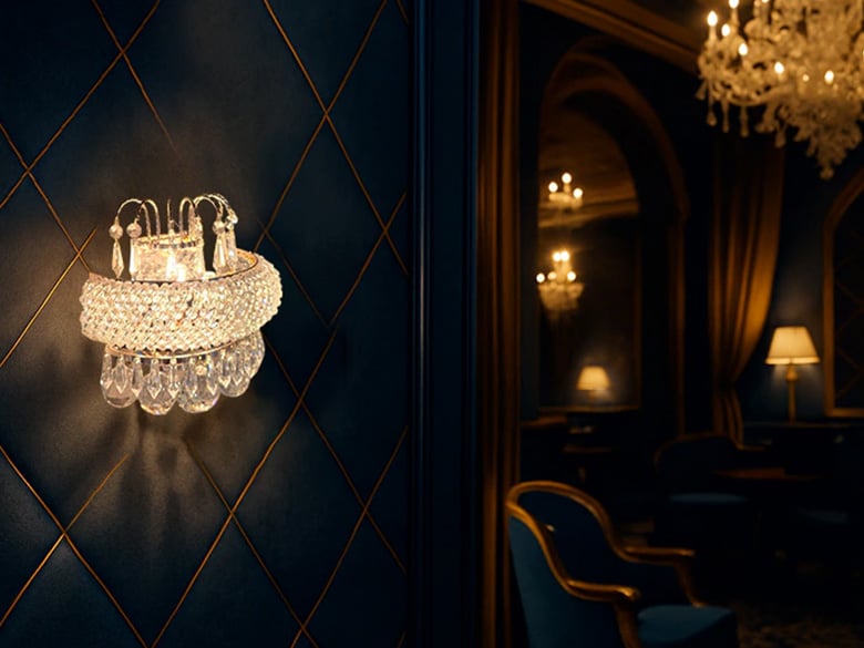 壁を彩る ローズゴールドのシャンデリア/でんらい