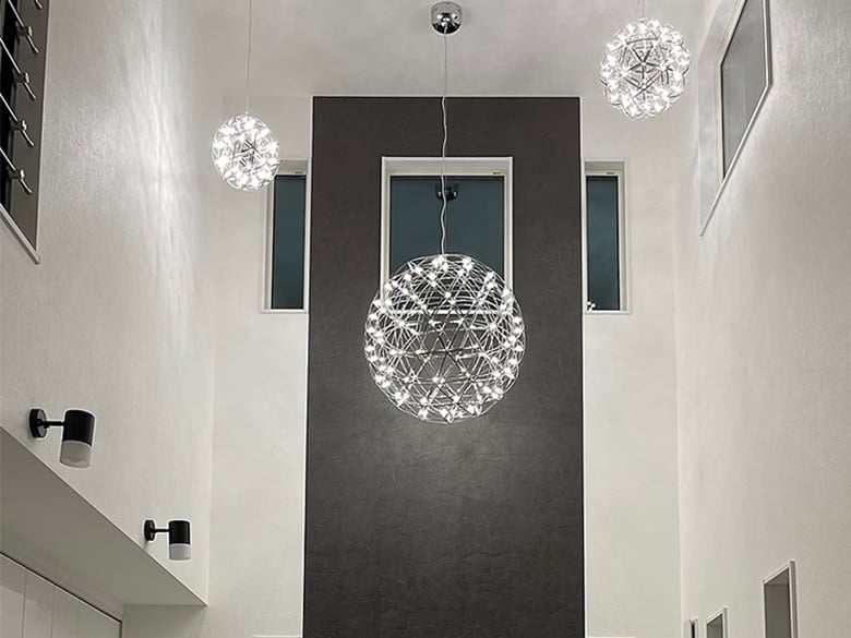 煌めくロングセラーのシャンデリア/でんらい